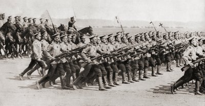 1914年の「イラストレイテッドウォーニュース」より、第一次世界大戦中に戦闘キットで行進するロシアの歩兵連隊 作： English Photographer